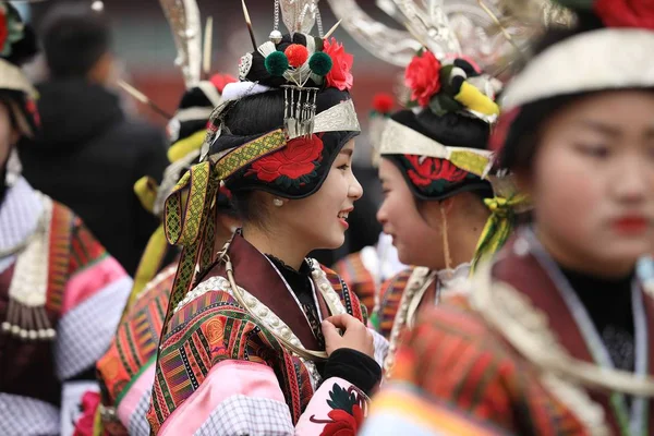 Kinesiska Flickor Miao Etnisk Minoritet Klädd Traditionella Silverfärgade Kläder Och — Stockfoto