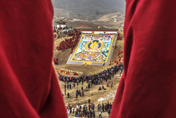 Lama Kijken Naar Een Enorme Thangka Van Boeddha Langmu Tempel — Stockfoto