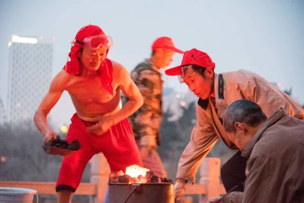 Half Naked Chinese Performers Prepare Molten Iron Create Sparks Tongliang — Stock Photo, Image