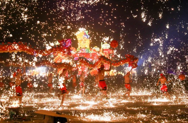 溶鉄の水によって作成された火花はねた高空に Datiehua のパフォーマンス中に龍踊りを実行の演奏者や 鉄花ビート 春祭りや マウント Mangdang で風光明媚で旧正月をマークするには — ストック写真