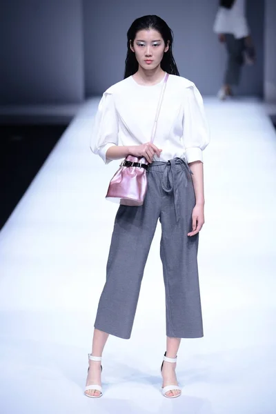 Модель Демонстрирует Новое Творение Модном Показе 7Mi Wang Ван Яохуа — стоковое фото