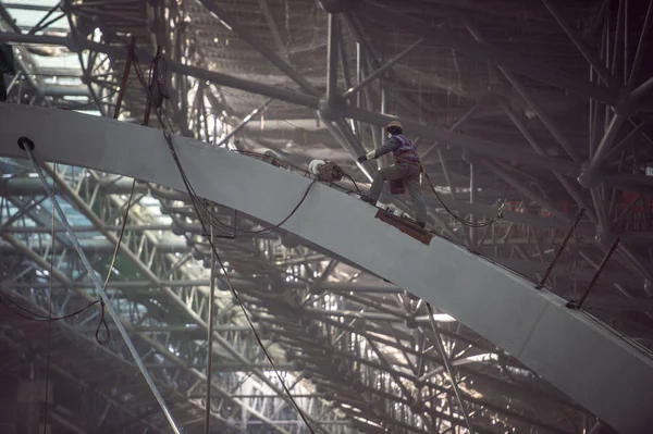 Trabalhador Chinês Trabalha Canteiro Obras Principal Terminal Projetado Pelo Arquiteto — Fotografia de Stock
