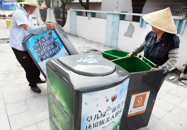 2017년 절강성 자산시의 지아산 도로에 쓰레기 분류에 사용되는 쓰레기통을 설치하는 — 스톡 사진