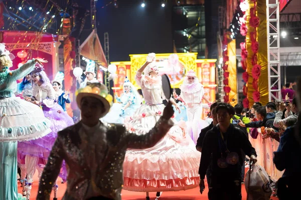 Gli Artisti Camminano Palafitte Mentre Partecipano Una Sfilata Celebrare Capodanno — Foto Stock