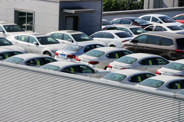 Vehicles Lined Storey Rooftop Parking Lot Chongqing China April 2018 — Stock Photo, Image