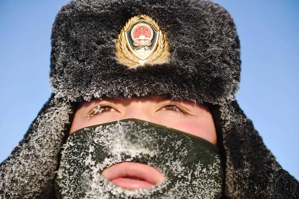 Ein Chinesischer Soldat Patrouilliert Bei Eisiger Kälte Der Grenze Zwischen — Stockfoto