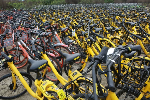 Des Vélos Partagés Abandonnés Sont Empilés Sur Parking Dans Ville — Photo