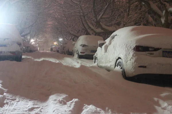 Carros São Cobertos Neve Durante Uma Queda Neve Cidade Weihai — Fotografia de Stock