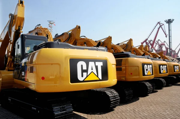 Escavadoras Caterpillar Serem Exportadas Através Transporte Marítimo Estão Alinhadas Cais — Fotografia de Stock