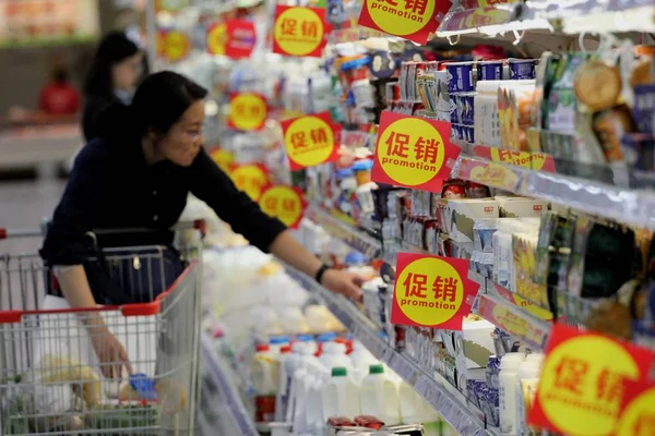Відвідувачі Магазин Молочних Продуктів Супермаркеті Нанкіні Східної Китаю Провінція Цзянсу — стокове фото