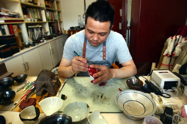 Chinese Craftsman Xiong Haoyang Repairs Broken Ceramic Pieces Metal Staples — Stock Photo, Image