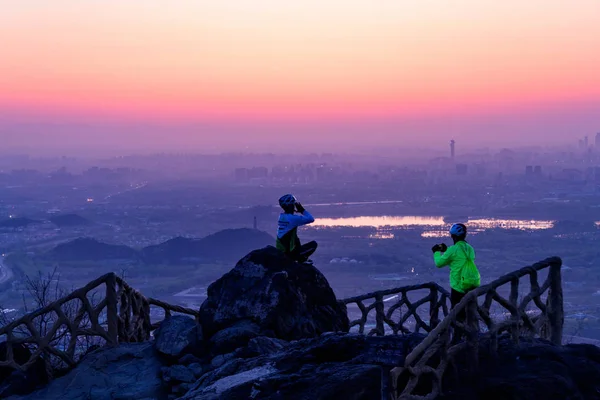 Ilmakuva Ennen Kuin Aurinko Nousee Taivaanrantaan Pekingin Xishanin Kansallispuiston Huipulta — kuvapankkivalokuva