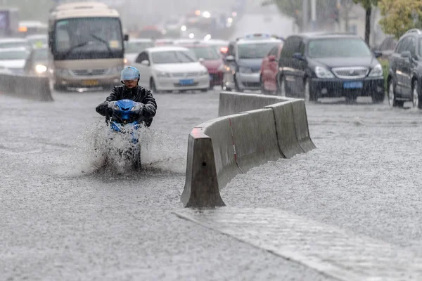 Cyklist Rider Översvämmad Väg Tung Regn Storm Shanghai Kina April — Stockfoto