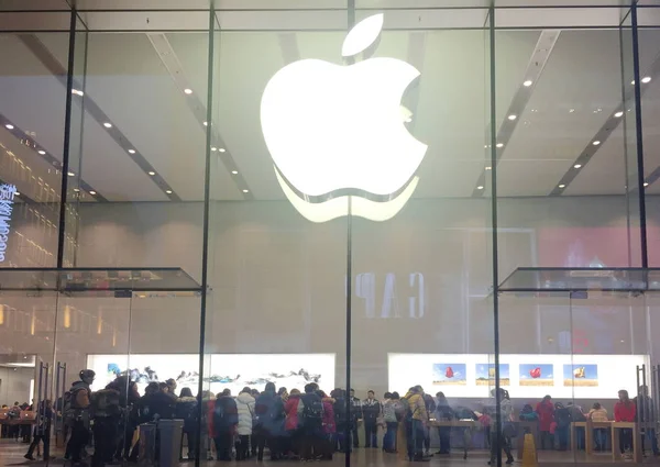 Китайські Клієнти Відвідують Магазин Apple Шанхаї Китай Листопада 2016 — стокове фото