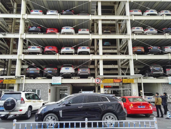 Chinesische Autofahrer Stehen Schlange Ihre Autos Einem Automatisierten Parkhaus Peking — Stockfoto