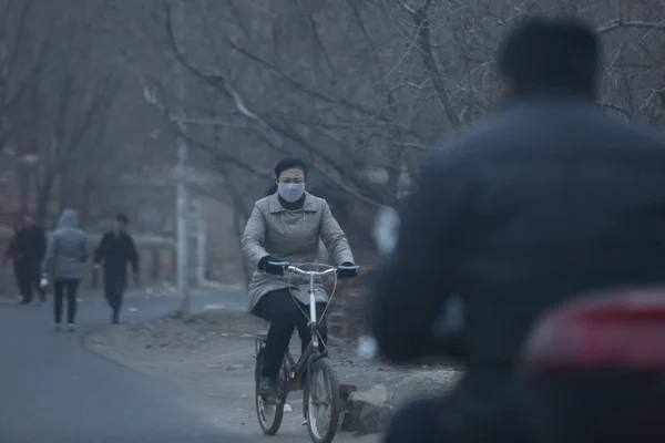 Ciclista Con Una Máscara Facial Contra Contaminación Del Aire Cabalga — Foto de Stock