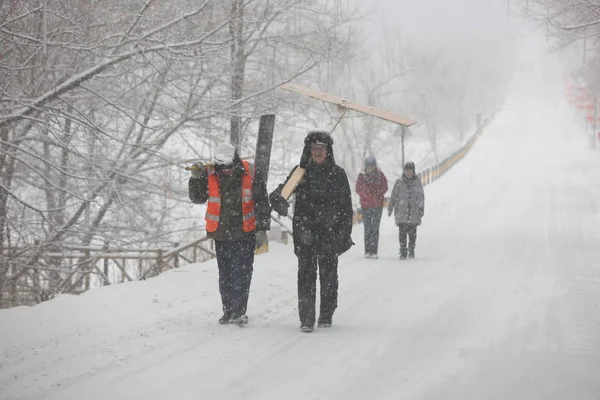 Пешеходы Ходят Дороге Снегу Городе Чанчунь Северо Восточная Провинция Китая — стоковое фото