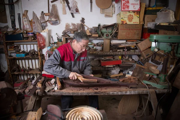 Kinesiska Hantverkare Zhaolin Polerar Pipa Ett Fyrsträngat Kinesiskt Musikinstrument Sin — Stockfoto