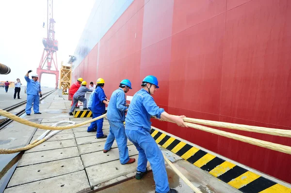 Chinesische Arbeiter Arbeiten Auf Dem 400 000 Tonnen Schweren Erzfrachter — Stockfoto