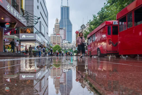 Pohled Východní Nankingskou Silnici Lijáku Panoramatickými Billboardy Koloniálními Budovami Které — Stock fotografie