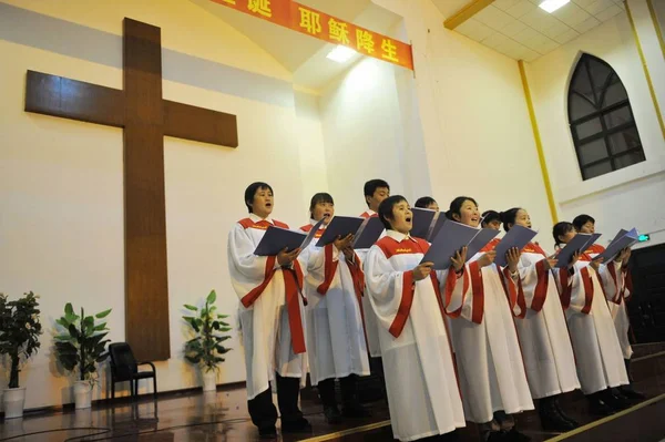 Paduan Suara Tersebut Tampil Pada Ibadah Malam Natal Sebuah Gereja — Stok Foto