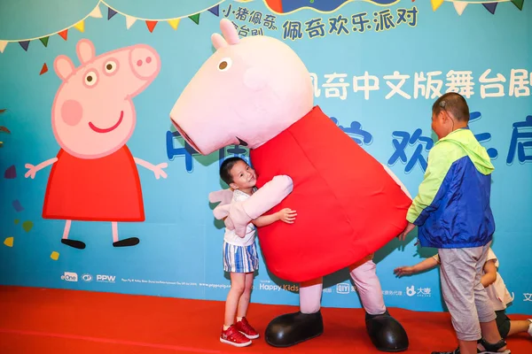 Китайский Работник Костюме Свиньи Пеппы Взаимодействует Детьми Время Пресс Конференции — стоковое фото