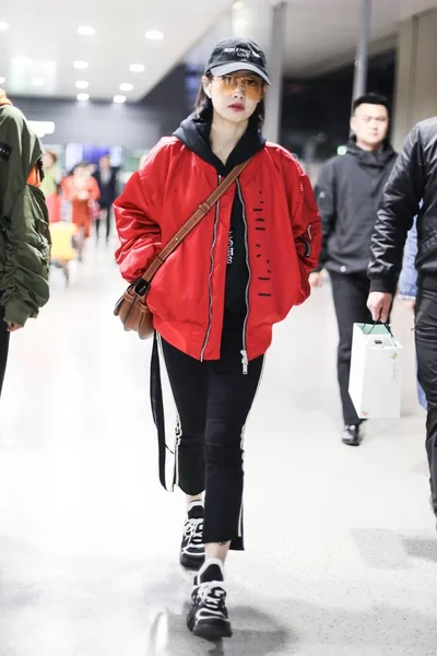 Китайская Певица Актриса Виктория Сонг Сун Цянь Прибывает Шанхайский Аэропорт — стоковое фото
