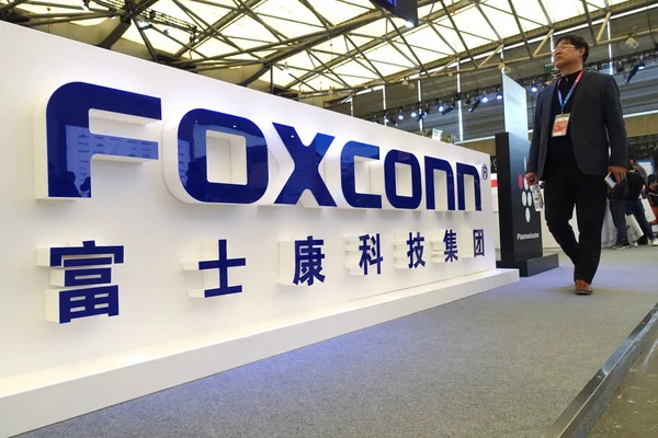 File Visitatore Passa Davanti Allo Stand Foxconn Durante Una Mostra — Foto Stock