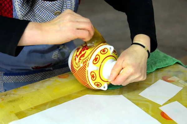 Chinese Worker Produces Western Xia Porcelain Bottles Used Contain Chinese — Stock Photo, Image