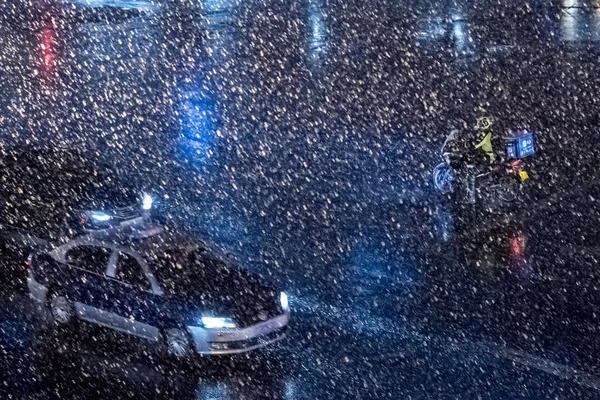Ein Auto Fährt Bei Schneefall Auf Einer Straße Shanghai China — Stockfoto