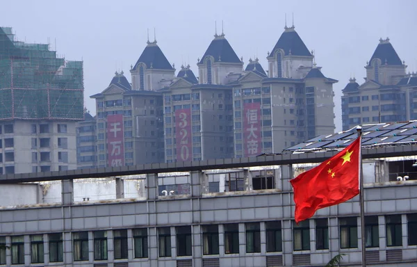 Kínai Nemzeti Zászló Csapkod Előtt Sokemeletes Épületek Egy Lakóingatlan Projekt — Stock Fotó