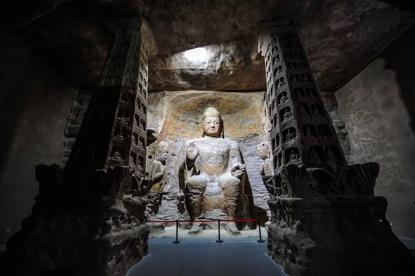 불상의 복제본은 동쪽으로 중국의 2018에에서 Grottoes 갤러리에 — 스톡 사진