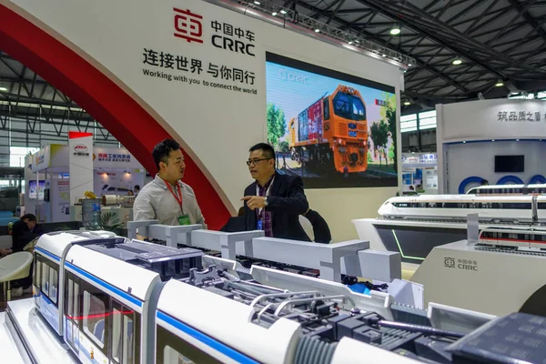 Besucher Betrachten Eine Modelleisenbahn Auf Dem Stand Von Crrc China — Stockfoto