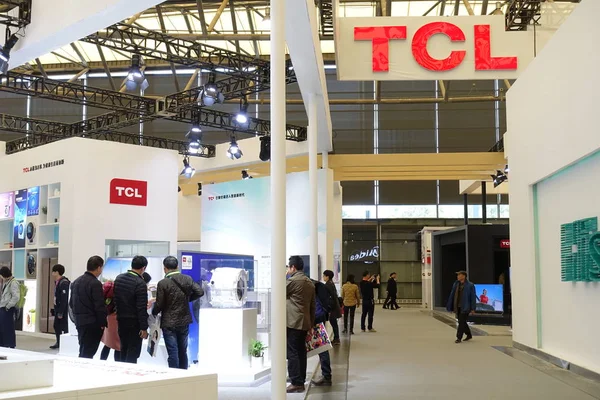 File Pessoas Visitam Stand Tcl Durante Uma Exposição Xangai China — Fotografia de Stock