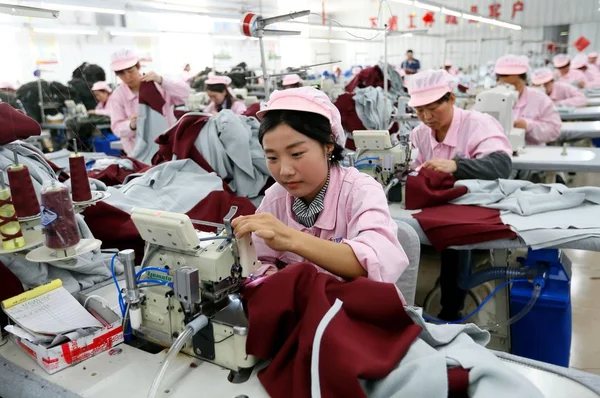 Trabajadora China Cose Ropa Una Fábrica Prendas Vestir Ciudad Heza — Foto de Stock