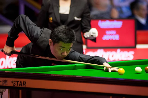 Ding Junhui Της Κίνας Παίζει Έναν Πυροβολισμό Mark Joyce Της — Φωτογραφία Αρχείου