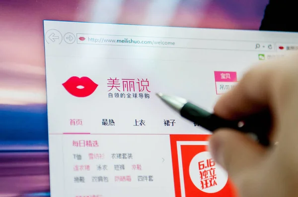 Netizen Browses Website Meilishuo Chinese Online Fashion Retailer Backed Tencent — Stock Photo, Image