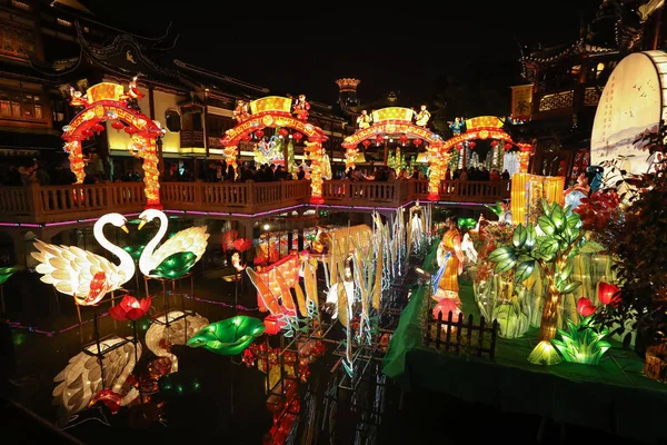 Mensen Bekijken Lantaarns Tijdens Een Eerlijke Lantaarn Yuyuan Tuin Shanghai — Stockfoto