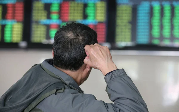 中国东部江苏省南通市一家股票经纪公司的股指和股价 价格上涨为红色 价格下跌为绿色 — 图库照片