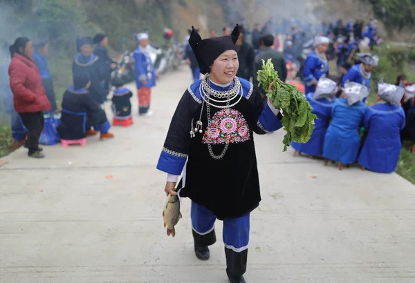 Eine Chinesin Der Volksgruppe Der Miao Traditioneller Tracht Während Eines — Stockfoto