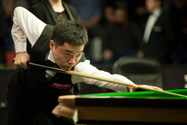 Ding Junhui China Joga Tiro Para Ricky Walden Inglaterra Sua — Fotografia de Stock