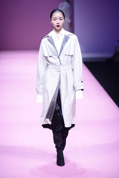Modell Visar Skapelse Modevisning Jag Ying Den Kina Mode Vecka — Stockfoto