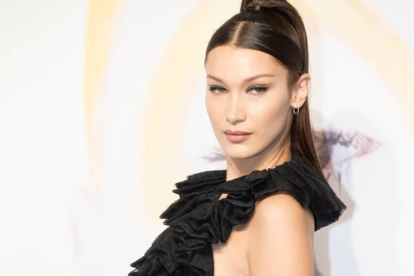 Modelo Estadounidense Bella Hadid Llega Para Exposición Dior Art Color —  Fotos de Stock