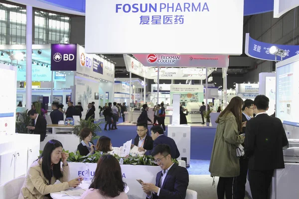 Pessoas Visitam Stand Fosun Pharma Fosun Group Durante Uma Exposição — Fotografia de Stock