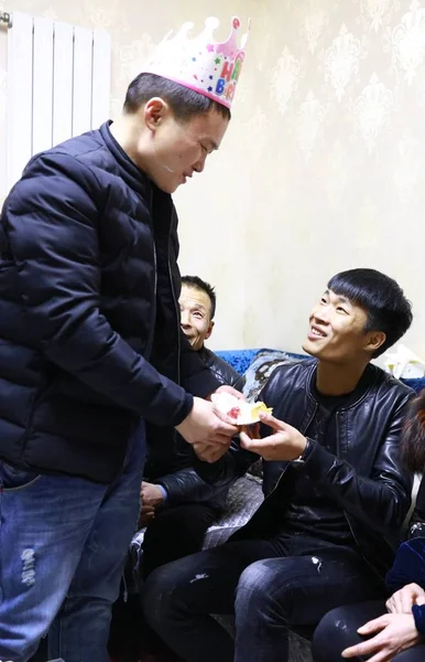28歳の中国人男性 チェン グオセンさん 4歳の時に家族と再会し 24年間の別居の後 兄の誕生日を祝った — ストック写真