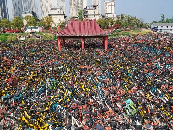 Cyklar Kinesiska Cykel Sharing Tjänster Staplas Runt Och Släpper Paviljong — Stockfoto
