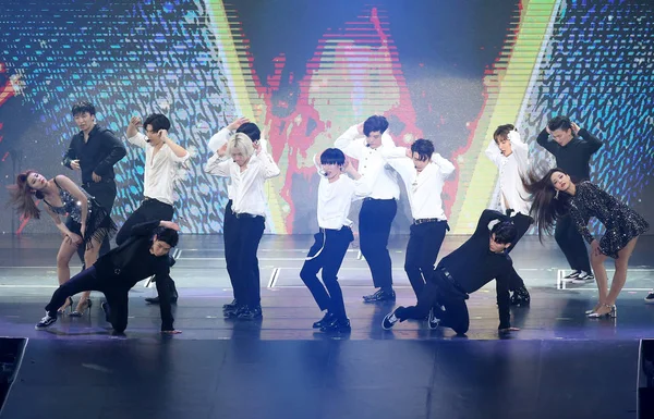 Taiwan Out Members South Korean Boy Group Super Junior Perform — стоковое фото