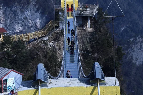 Turisták Járni Kínai Legmagasabb Üveglapos Híd Batai Hegyekben Tengerszint Feletti — Stock Fotó