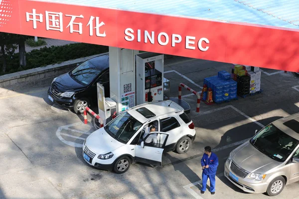 Samochody Tankować Stacji Benzynowej Sinopec China Petroleum Chemical Corporation Mieście — Zdjęcie stockowe