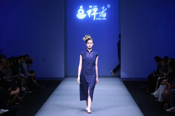 Modelo Exibe Uma Nova Criação Desfile Moda Chan Zhe Por — Fotografia de Stock